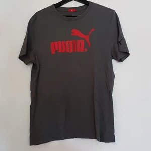 Puma t-shirt - Puma t-shirt. Grå med rött tryck. 