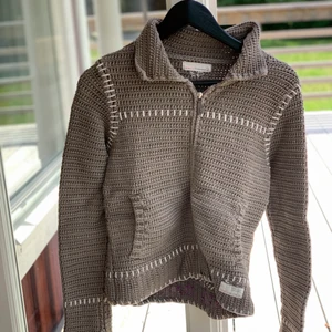 Odd Molly kofta storlek 1 - Äldre modell av oddmolly kofta i virkat/stickat mönster. Bra skick, passar storlek 34-38. Vid intresse skriv och få mer info om leverans 