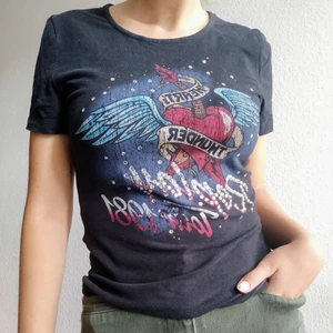 Cool T-shirt - Cool T-shirt från Replay med tryck och små stenar på, är osäker på storleken XS/S tror jag, om många är intresserade blir det budgivning