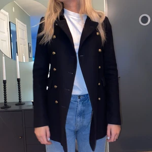 Zara Kappa strl S - Svart kappa från Zara med gulddetaljer. Storlek S.