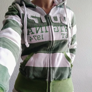 Luvtröja - Grön och vit randig luvtröja från märket EQUIPE VINTAGE, i storlek XS. Om många är intresserade blir det budgivning