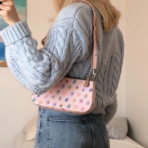 Rosa secondhandväska!! - Riktigt snygg väska som är köpt secondhand! Märket är Dooney & Bourke men kan inte intyga att den skulle vara en äkta. Den har axelrem som går att justera. 