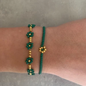 Handgjorda armband och ringar💕 - Handgjorda smycken i elastisk nylontråd❤️ Jättefina till sommaren 💕💕Armband med en blomma 30 kr st, 3 st för 80kr. Armband med blommor runt hela 60kr. Ringar med bara blommor 20kr st. Ringar med en blomma 15kr: Färgval och storlek får att önska. Jag har fler färger än dessa så skriv om ni har några frågor.❣️