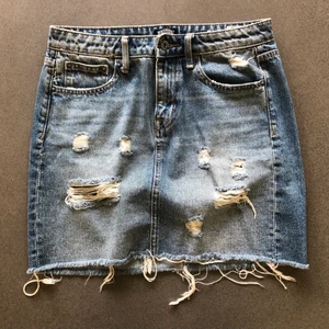 Jeans kjol  - Jeanskjol med fickor fram & bak. Storlek S. Använd under två somrar och är i fint skick, är köpt på JC. 