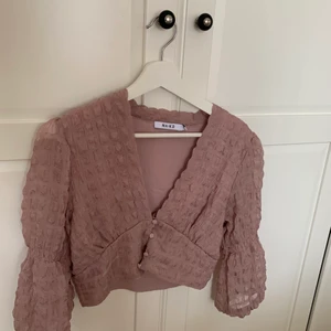 Lila blus - Så fin blus till sommaren! I fint skick💞 hör av er vid frågor