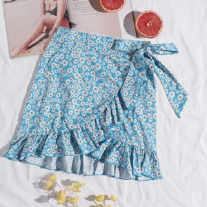 Kjol  - Super fin kjol som endast är testad! Storlek S men eftersom man knyter den så passar den även M. Köparen står för frakten som tillkommer!💕