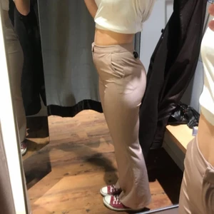 Beige kostymbyxor - Storlek S kostymbyxor från bik bok!🦋 Skönt material som sitter bra på! Lång i benen på mig som är 175 cm