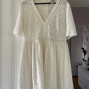 Vit klänning  - Vit gullig klänning från H&M