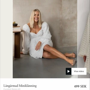 Studentklänning - Säljer min ena studentklänning då jag ändrat mig! Super fint skick aldrig använt bara varit upphängd. Storlek 36 och är verkligen så vacker. Prislappen kvar. Köparen står för frakten. 