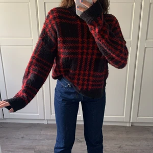 Oversize knitwear strl L - Säljer min fina oversize tröja i strl L! Jag har i vanliga fall strl S och denna är L och passar perfekt som oversize😍 Säljer för 80kr, obs köparen betalar för frakten!