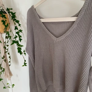 Stickad tröja - As snygg stickad tröja. Jätte söt om man har en bralett under då den är väldigt  urringad!