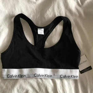Calvin Klein topp - Aldrig använd. Prislappen finns kvar. Strl M