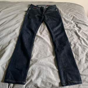 Lågmidjade jeans från guess i storlek 25, i bra skick💕