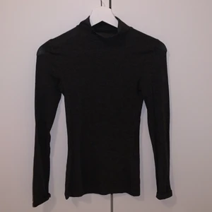 POLOTRÖJA - Mörkgrå tröja med polokrage från Gina tricot oanvänd strl XS  💗💗