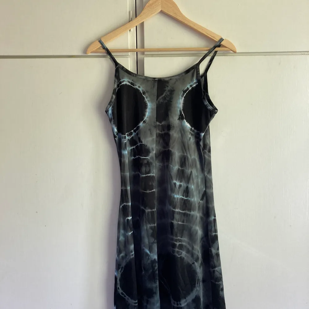 Jättefin tie dye klänning köpt här på Plick! I grå och svart, med toner av blå. Klänningar.