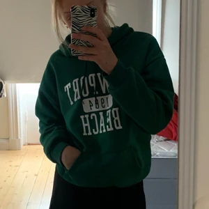Vintage hoodie - Grön hoodie! Köparen står för frakt 📦 kan mötas upp i Gävle ❤️ skicka privat för fler tydligare bilder. Köpt i stl L men passar bättre S/M