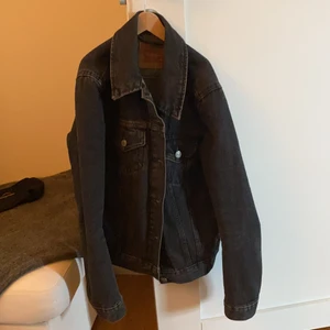 Svart Levis jeans jacka  - Svart Levis jeans jacka nyskick st M