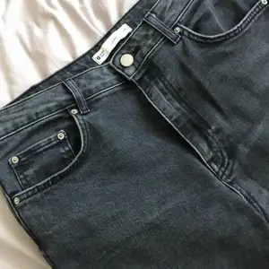 Säljer dessa tighta jeans från Gina tricot. De är i storlek 42 och i bra skick. Köparen står för frakten:)
