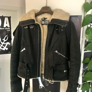 Jofama by Kenza skinnjacka med äkta päls. - Säljer denna skinnjackan by Kenza.                                                                              Ordinarie pris 3000kr, buda från 350!                             OBS en liten brun sminkfläck på kragen men går nog att tvätt