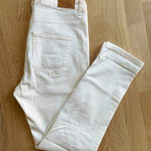 Vita jeans i en snygg momjeans-modell, nyskick. Stretchigt & skönt material. Jag ligger mellan S & M i storlek. 