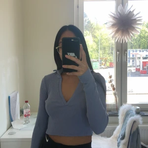 Piké tröja 💙 - Långärmad piké tröja från Monki, använd fåtal gånger så i superfint skick fortfarande! Frakten kostar 48kr 💙