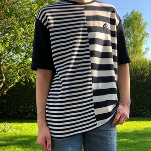 Stickad t-shirt - Stickad t-shirt med en delfin på vänstra bröstet i storlek XL.75 cm lång/ 57 cm bred.