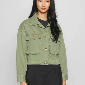 Grön jacka - Säljer denna gröna jeans jacka ifrån gina tricot. Perfekt till sommaren!!!!💞💓💖❤️💘