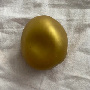 Stressboll - En guldig ägg stressboll som innehåller sand🌸 Väldigt skön att klämma på🌸
