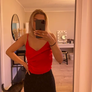 Röd silkes topp - Köp på NAKD från en av Linn Ahlborgs kollektioner, finns ett band till nertill som man kan knyta lite som man vill, går även att ta bort.