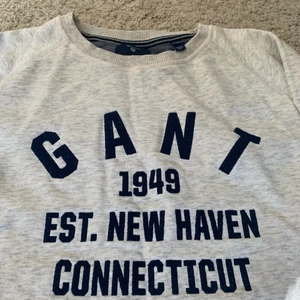 Gant Tröja  - Mysig , Bekväm och super fin Gant tröja. Säljs pga för liten :((. Användes endast ett par gånger. Det står 158-164 cm och passade på en storlek Xs och S. Pris kan självklart diskuteras! 😄