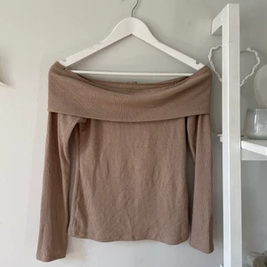 Beige offshoulder tröja - Beige offshoulder tröja från gina tricot strl S fint skick