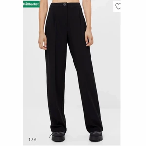 Bershka kostymbyxor  - Skit snygga kostymbyxor från Bershka i strl 34. Endast använda ett fåtal gånger så är i väldigt bra skick. Gillar de verkligen men behöver pengar så säljer därför dem. Köpta på Zalando och är helt slutsålda där.