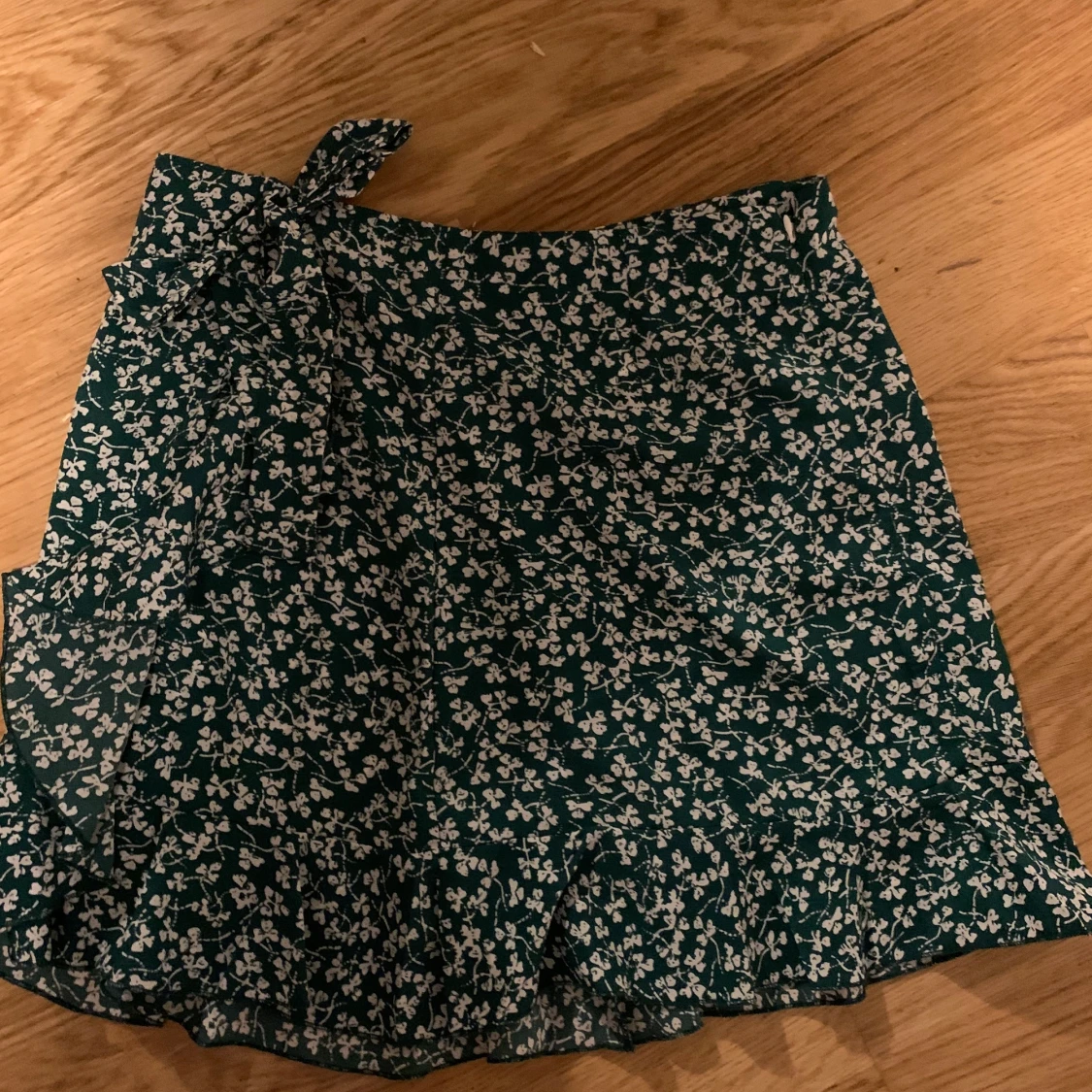 Mörk grön kjol, fyrklöver jätte fin, lite kort men inget speciellt,köpt är köpt från sheinstrl M, nyskick endast testad 2 ggr