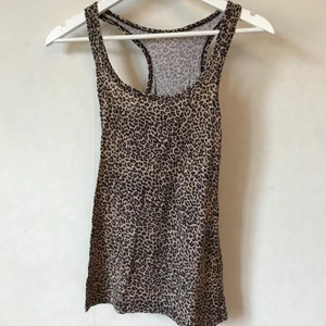 Leorpardlinne, XS-S - Linne med leopardmönster, i mjukt skönt tyg. Uppskattar från XS till S.  Kan mötas i Stockholm eller skicka mot fraktkostnad! ✨🌸✨ 