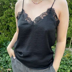 Satinlinne med spets - Jättesnyggt satinlinne med spetsdetaljer och öppen rygg från Rut & Circle. Storlek S men passar M. Sparsamt använd. Säljs för att den inte kommer till använding. Frakt tillkommer💜