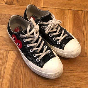 converse play x comme des garcons - Converse play x comme des garcons skor sparsamt använda. Märkerna på sulan går att tvätta bort. Vi kan dela på frakten☘️