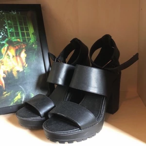 Klackar - Svarta klackskor med remmar