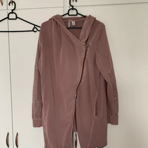 Kofta  - Divided långtröja med luva och dragkedja. Näst intill oanvänd. Storlek L 150kr. Aning ljusare i verklighet. 