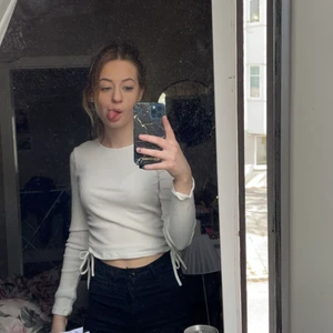 Vit tröja med snören som man kan dra i på sidan - En väldigt fin och oanvänd tröja 