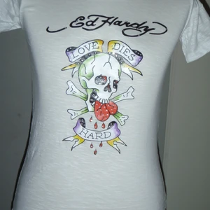 Ed Hardy - Ny Ed Hardy T-shirt. Säljes enligt bilden.