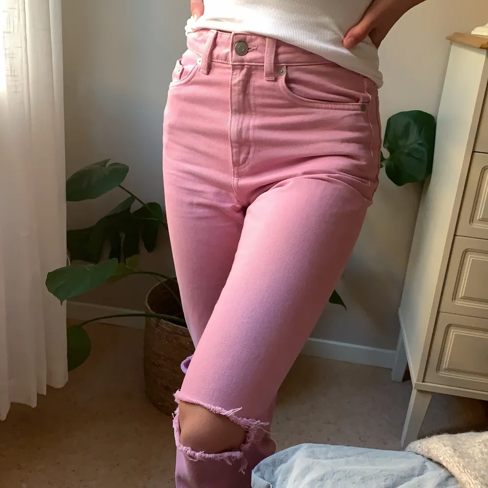 Rosa jeans med egna hål i knäna från weekday. De är i storlek 24, dvs xs vilket är en eller två storlekar för litet för mig. Men sjukt snygga och de passar då de är lite hourglass. Jeans & Byxor.