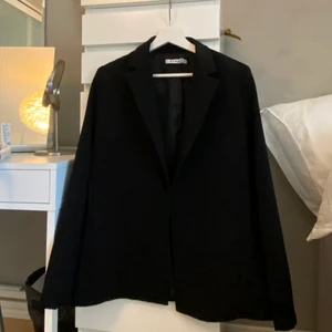 Svart kavaj  - Säljer en svart kavaj från NA-KD. Knappt använd. Skicka iväg ett meddelande om ni undrar nått 