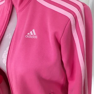 Adidas tröja i stl 150 cm, 11-12 år - I nyskick. Adidas tröja med dragkedja och fickor m dragkedja