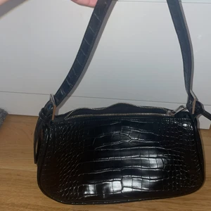 Svart väska - Säljer denna super snygga väska från Gina. 150+66 spårbarfrakt