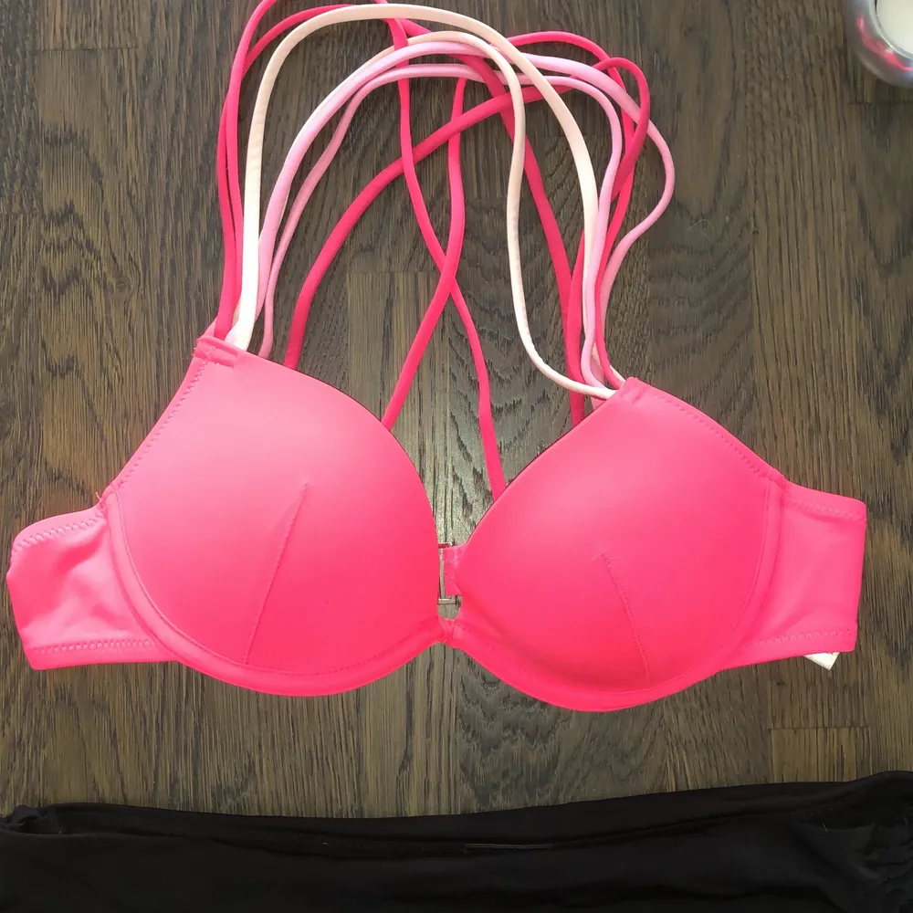 En neonrosa bikini topp med lite push up. Fina detaljer i ryggen, köpt för flera år sen men aldrig använd. . Övrigt.