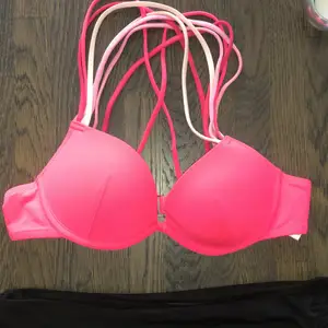 En neonrosa bikini topp med lite push up. Fina detaljer i ryggen, köpt för flera år sen men aldrig använd. 