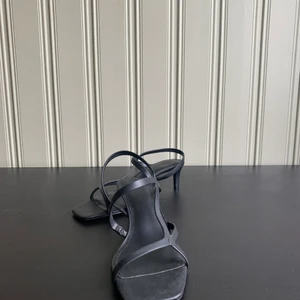 Sandaler med klack - Svarta sandaler i läder med bekväm klack. Storlek 39. Kan fraktas om man önskar det 💗