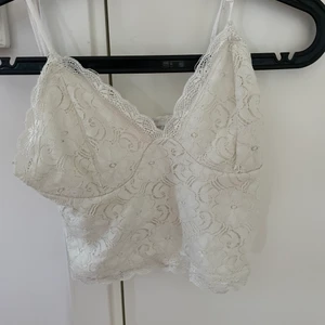 Topp från bikbok - Topp från bikbok i vit färg och i storlek xs