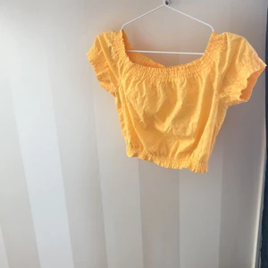 off shoulder kort topp - Aldrig använd! Är i stl 34 och passar mig som är en XS, men passar nog också en S! ☺️