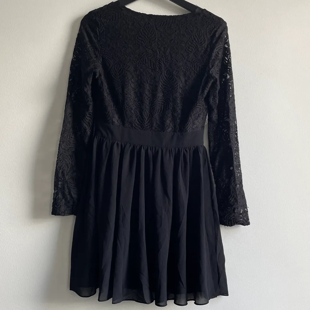 En svart spetsklänning från Wilma Holmqvists märke Hickap! Aldrig använd då den är för liten för mig. Det finns en dragkedja på höger sida . Klänningar.